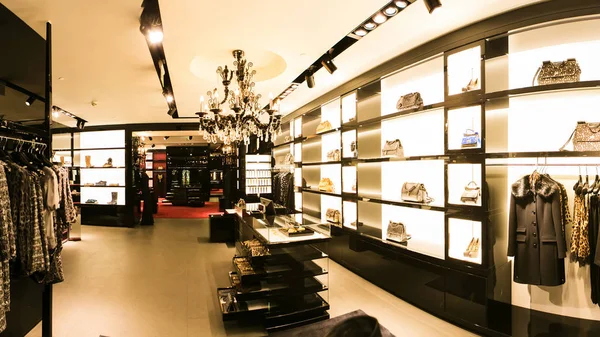 Světlý a módní interiér obchodu s obuví v moderním obchoďáku — Stock fotografie