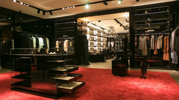 Modern alışveriş merkezindeki ayakkabı mağazasının parlak ve modaya uygun iç mimarisi. — Stok fotoğraf