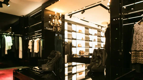Helder en modieus interieur van schoenenwinkel in modern winkelcentrum — Stockfoto