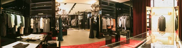 Яркий и модный интерьер обувного магазина в современном торговом центре — стоковое фото