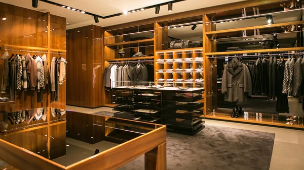 Uma loja de luxo com roupas masculinas . — Fotografia de Stock