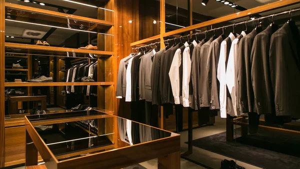 Een luxe winkel met kleding mannen. — Stockfoto