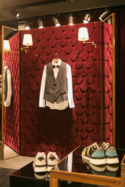 Luksusowy sklep z mężczyzn Odzież. — Zdjęcie stockowe