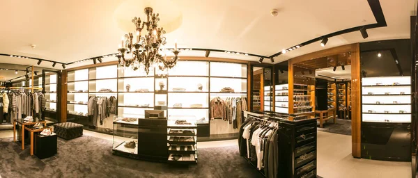 Un magasin de luxe avec des vêtements pour hommes . — Photo
