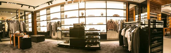 Uma loja de luxo com roupas masculinas . — Fotografia de Stock