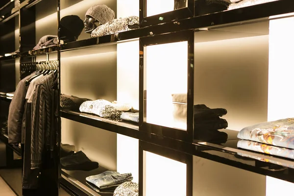 Erkek giyim ile lüks mağaza.