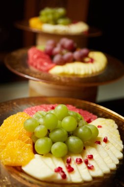 Plaka karışık meyve ile. Sığ dof.