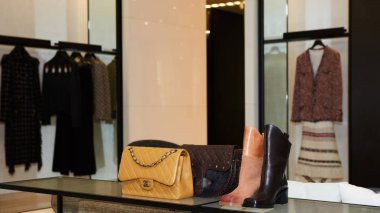 modern alışveriş merkezinde butik moda iç.