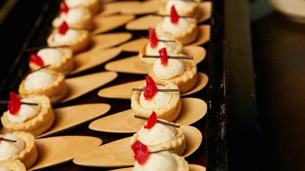 Canapés avec dessert sur la table de banquet . — Photo