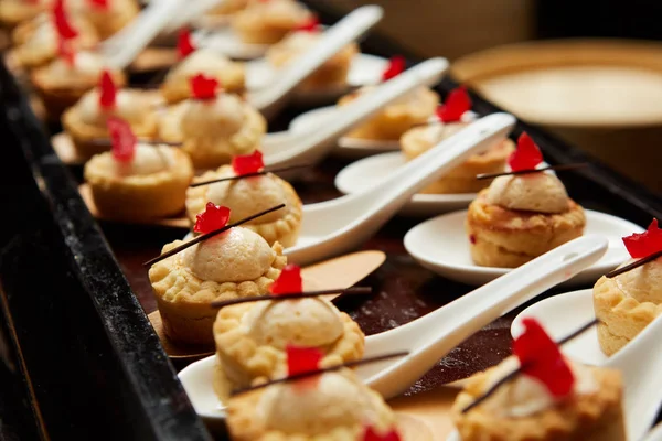 Canapés avec dessert sur la table de banquet . — Photo