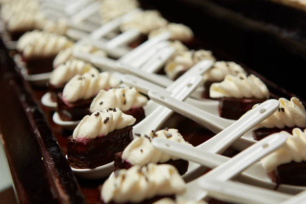Tartine con dessert sul tavolo del banchetto . — Foto Stock