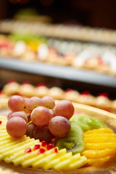 Teller mit gemischten Früchten vorhanden. flacher dof. — Stockfoto