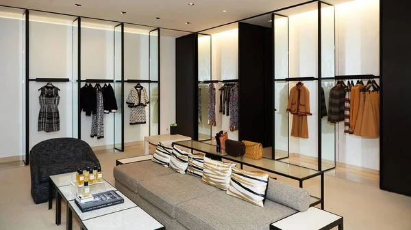 Interno alla moda di boutique in centro commerciale moderno . — Foto Stock