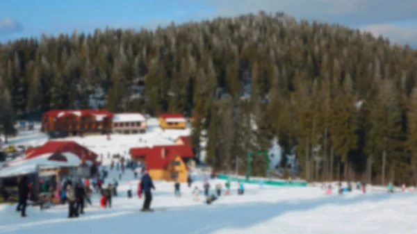 Blur vista panorámica del complejo deportivo para vacaciones de invierno. Cielos con luz de fondo. Filtro cálido con tonos originales de color sol — Foto de Stock