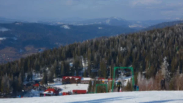 Blur vista panorámica del complejo deportivo para vacaciones de invierno. Cielos con luz de fondo. Filtro cálido con tonos originales de color sol — Foto de Stock