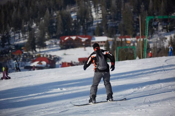 Homem snowboarder passeios na encosta. Estância de esqui. Espaço para texto — Fotografia de Stock