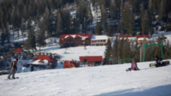 Vista panoramica sfocata della località sportiva per le vacanze invernali. Cieli con retroilluminazione. Filtro caldo con tonalità di colore del sole originali — Foto Stock