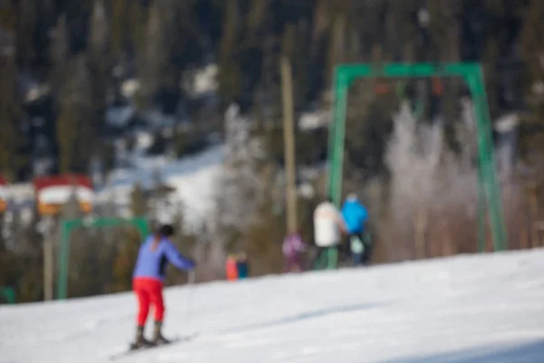 Θάμπωμα πανοραμική θέα του αθλητισμού resort για χειμερινές διακοπές. Ουρανός με το πίσω φως. Θερμό φίλτρο με αρχικό ήλιο χρωματικούς τόνους — Φωτογραφία Αρχείου