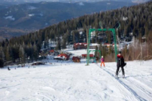 Vista panoramica sfocata della località sportiva per le vacanze invernali. Cieli con retroilluminazione. Filtro caldo con tonalità di colore del sole originali — Foto Stock