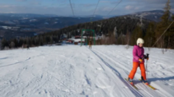 Panoramisch uitzicht over sport resort vervagen voor de wintervakantie. Luchten met achtergrondverlichting. Warm filter met originele zon kleuren — Stockfoto