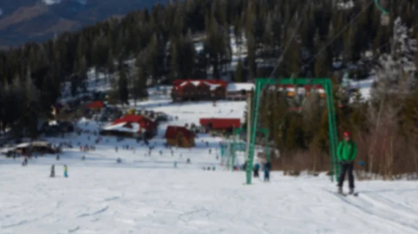 Розмитий панорамний вид на спортивний курорт для зимових канікул. Небо з заднім світлом. Теплий фільтр з оригінальними тонами кольору сонця — стокове фото