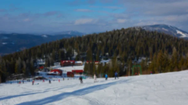 Blur vista panorámica del complejo deportivo para vacaciones de invierno. Cielos con luz de fondo. Filtro cálido con tonos originales de color sol — Foto de Stock