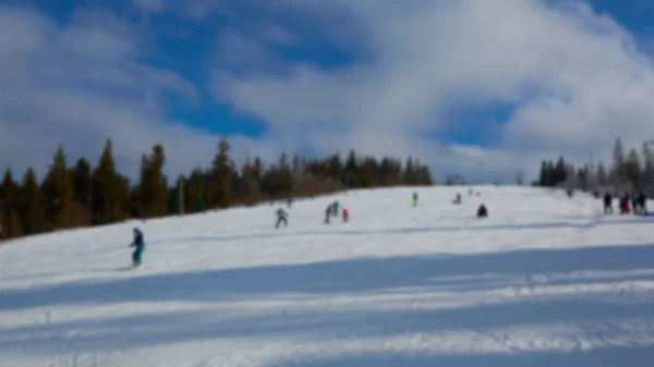 Розмитий панорамний вид на спортивний курорт для зимових канікул. Небо з заднім світлом. Теплий фільтр з оригінальними тонами кольору сонця — стокове фото