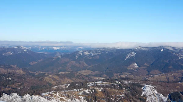 Dağlar güneşli bir kış Panoraması. Karpatlar, Ukrayna — Stok fotoğraf