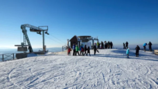 Mucha gente esquiando en una pista de esquí con un t-bar —  Fotos de Stock