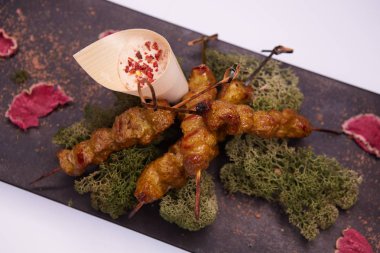 derin kızarmış tavuk tendon ve ahşap arka plan beyaz yemek sosu