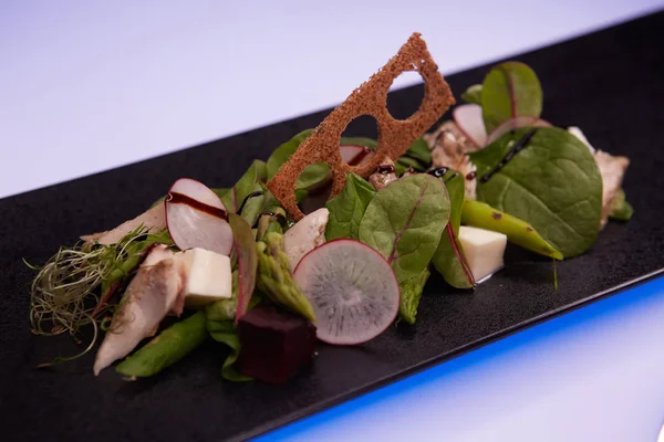 Ensalada verde con rábano y croutons. Dof poco profundo — Foto de Stock