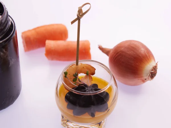 Appetizer in a glass. Shrimp with vegetable puree with cuttlefish ink. Healthy food. Top view — Stock Photo, Image