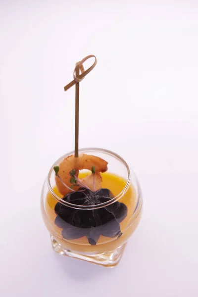 Appetizer in a glass. Shrimp with vegetable puree with cuttlefish ink. Healthy food. Top view — Stock Photo, Image