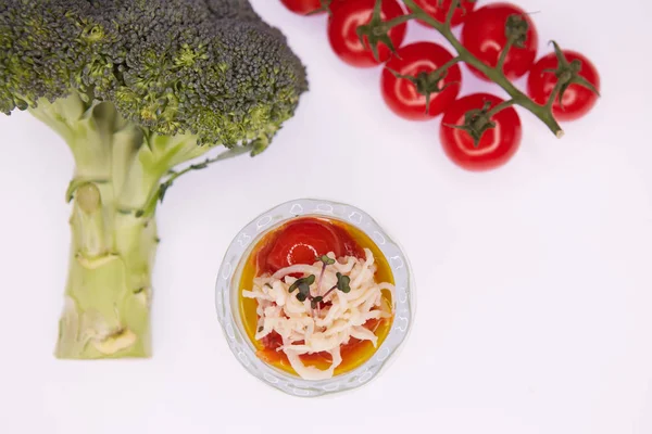 Purê de sopa verde de brócolis vegetariano com tomate — Fotografia de Stock