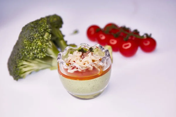 Vegetarische broccoli groene soep puree met tomaat — Stockfoto