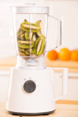 Genç adam kivi smoothie blender pişirme