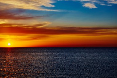 Okyanusun üzerinde gün batımı