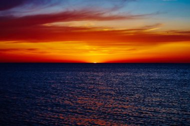 Okyanusun üzerinde gün batımı