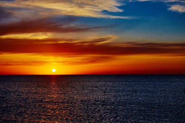 Pôr do sol sobre o oceano — Fotografia de Stock