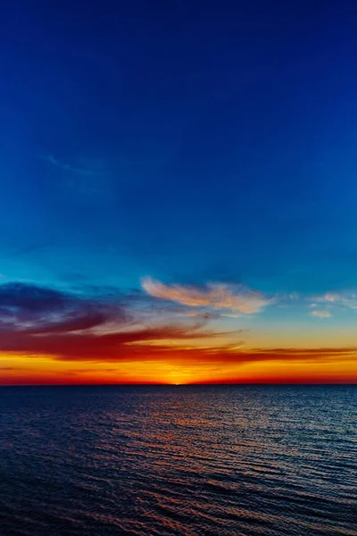 Pôr do sol sobre o oceano — Fotografia de Stock