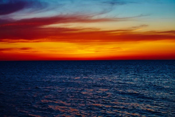 Zonsondergang boven de oceaan — Stockfoto
