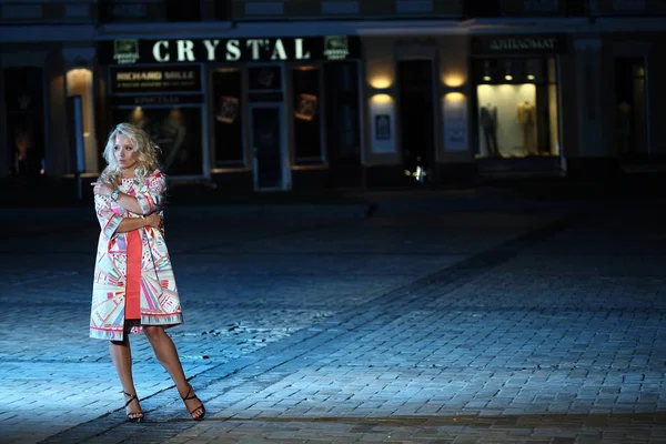 Açık kırmızı elbiseli genç güzellik ünlü kadın