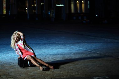 Yola yakın oturan siyah elbise giymiş seksi genç esmer