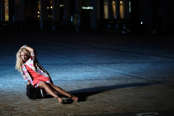 Yola yakın oturan siyah elbise giymiş seksi genç esmer