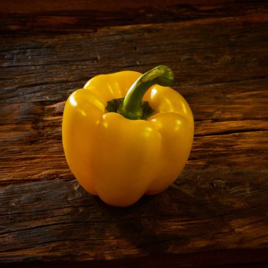 Taze sarı tatlı peper onwooden arka plan.