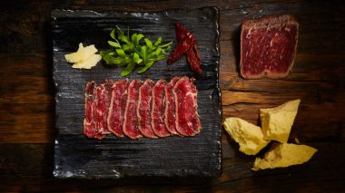 Barbekü wagyu bifteği. Metal bir tepside, üzerinde fotokopi alanı olan üst görüş olarak dilimlenmiş.