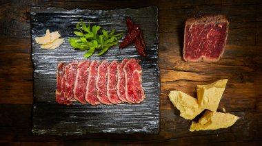 Barbekü wagyu bifteği. Metal bir tepside, üzerinde fotokopi alanı olan üst görüş olarak dilimlenmiş.