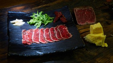 Barbekü wagyu bifteği. Metal bir tepside, üzerinde fotokopi alanı olan üst görüş olarak dilimlenmiş.