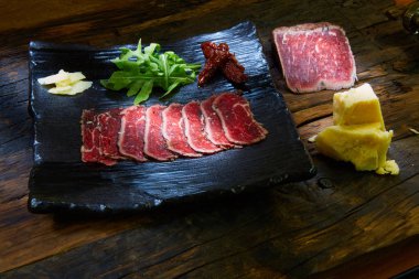Barbekü wagyu bifteği. Metal bir tepside, üzerinde fotokopi alanı olan üst görüş olarak dilimlenmiş.