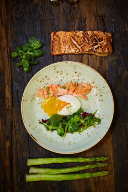 Yavaş pişmiş somon fileto biftek salata plaka, Sous Vide pişirme Somon Balık